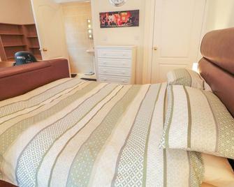 3 Warke Place, Pet Friendly, Character Holiday Cottage In Castlerock - Coleraine - Bedroom