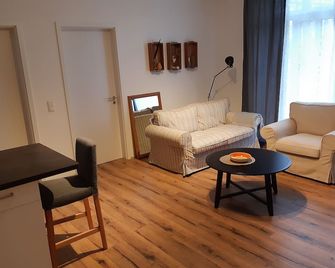 Friendly, newly furnished apartment with good transport connections! - Dötlingen - Sala de estar