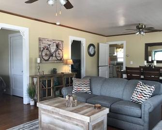 Huron Breeze Cottage - In the heart of Historic Mackinaw City - Mackinaw City - Sala de estar