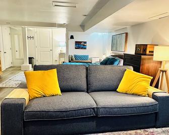 Studio w/Kitchen & Hi-Speed WiFi in Beverly Hills Close to Hospitals for work! - Baltimore - Living room