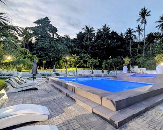 Aloha Seaside Resort - San Juan - Piscina