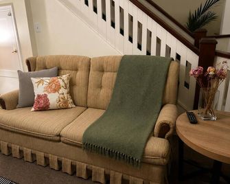 Room-cozy Basement Retreat in Bancroft - Bancroft - Living room