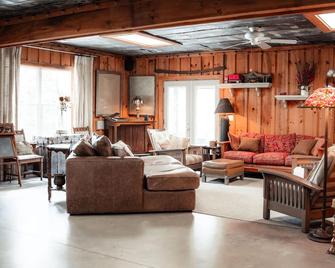 A hidden pet friendly Industrial Farmhouse Cottage with a surprising view - Toccoa - Living room