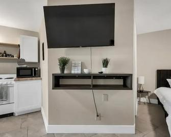 King Bed Modern Studio Apartment - Huntsville