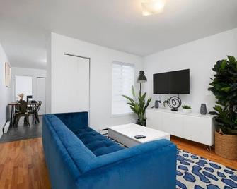 Stunning 2B in Plateau Mont-Royal - Montreal - Living room