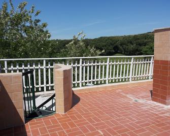 My little house at the seaside in a quiet position - roof terrace 35 sq. mts. - Montalto di Castro - Balcone