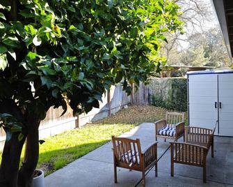 Lemontree House: Chic Davis 3br Gem Near Uc Davis - Davis - Patio
