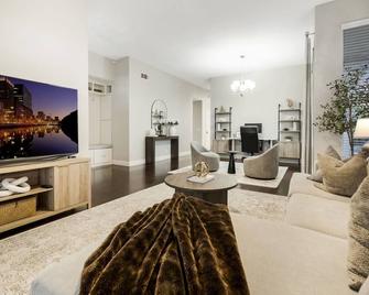 Stylish 3-bedroom Single story house with Dual EV Charger in sunny San Diego - סן דייגו - סלון