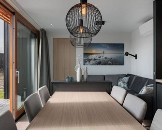 Comfortable tiny house with airco, on a holiday park near the Grevelingenmeer - Scharendijke - Comedor