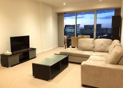 Luxurious Apartments Near City - Adelaide - Living room