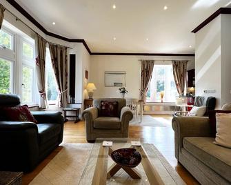 6 Shanklin Manor - family friendly apartment in Shanklin Old Village - Shanklin - Living room