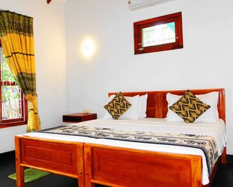 Regina Beach Bungalow - Trincomalee - Bedroom
