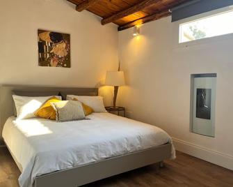 Attico con balcone sulla Scalinata di Caltagirone, con vista mozzafiato, cucina attrezzata e ottima connessione Wi-Fi - Caltagirone - Habitación