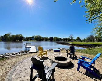 Riverfront Retreat! Water front and dog friendly! - Two Rivers - Patio