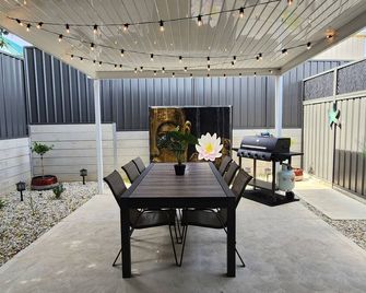 Holiday at the Beach, Spa Bath, King Bed with TV - 크리스티스 비치 - 파티오