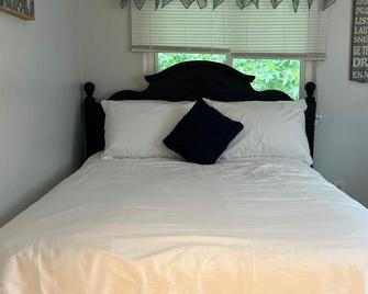 Quiet private room with workspace, free parking & fast Wi-Fi near base & beach - Virginia Beach - Habitación