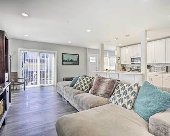 Long Branch Getaway Grill, 1 Block to Beach! - Long Branch - Sala de estar