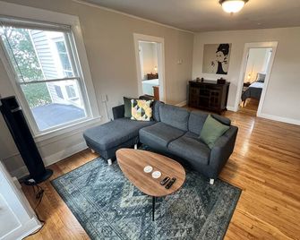 Large 2nd floor of duplex in town center - Southington - Sala de estar