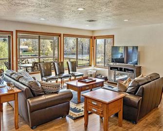 Riverfront Getaway, Beautifully Remodeled Home - Shady Cove - Sala de estar