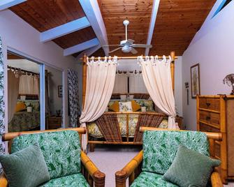 Hale Hanai - near Kealakekua Bay - Proximity to ocean without oceanfront price - Captain Cook - Living room