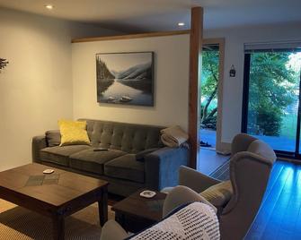Cozy suite minutes from the ocean on Bowen Island - Bowen Island - Living room