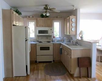 Ocean Side Apartment - Lunenburg - Kitchen