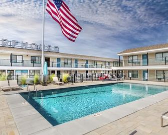 Surf House - Hampton - Zwembad