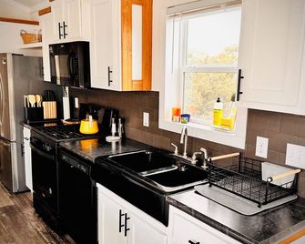 An off-the-grid refuge in the heart of O'Keeffe Country - Abiquiu - Kitchen