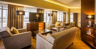 DoubleTree by Hilton Hotel Tyumen - Tyumen - Living room
