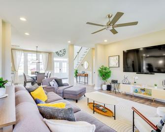 Near Beach and Trails Elegant Home in Cape Charles! - Cape Charles - Huiskamer