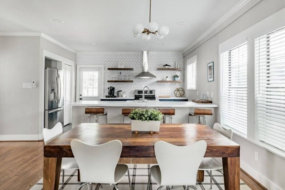 Vibrant Montrose Escape w/ Fast Fiber, Stocked Kitchen, Relaxed Back Porch - יוסטון - מטבח