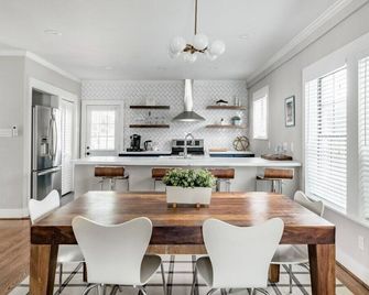Vibrant Montrose Escape w/ Fast Fiber, Stocked Kitchen, Relaxed Back Porch - יוסטון - מטבח