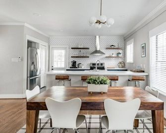 Vibrant Montrose Escape w/ Fast Fiber, Stocked Kitchen, Relaxed Back Porch - יוסטון - מטבח