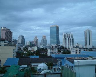 The Boss Sathorn Hotel - Bangkok - Outdoors view