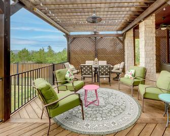 Pool and Hot Tub in Sunny Smithville Getaway! - Smithville - Balcón