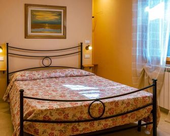 Tobacconist's flat on two floors consisting of 3 bedrooms and two bathrooms - Foiano della Chiana - Ložnice