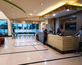 Halogen Hotel - Sidoarjo - Lobby