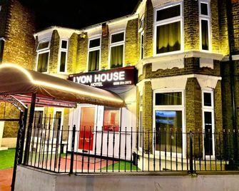Lyon House Hotel - Barking - Building