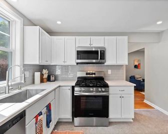 Minutes From Uofr- Large 3bdrm! - Rochester - Kitchen