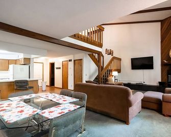 2 Bedroom w/Full Kitchen, Outdoor Terrace and Free Parking! - French Lick - Obývací pokoj
