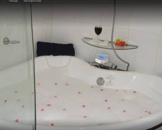 Trans International Hotel - Nadi - Bathroom