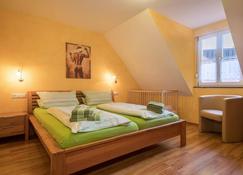 Well-Furnished Apartment “Apfelblüte” on Farm close to Lake Constance with Wi-Fi, Terrace, Garden & Pool; Parking Available - Tettnang - Bedroom