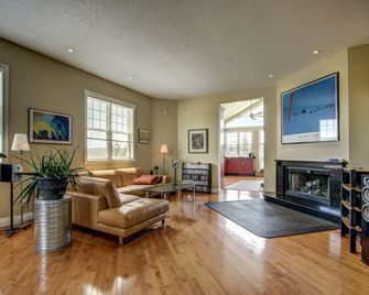 Private Cottage - Morley - Living room