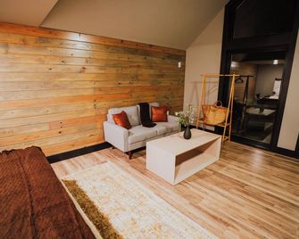 Lake Front Modern Cabin: Hot Tub, Tv, & Lake Views - Gaylesville - Sala de estar