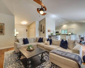 Bella Vista Vacation Rental: Access to Loch Lomond - Bella Vista - Sala de estar