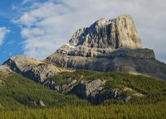 2 Bedroom Mountain Chalet - Jasper - Building