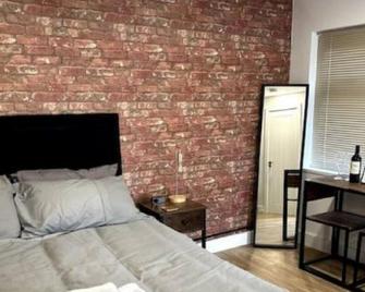 Perfect stay with Dallas Studio - Hayes - Bedroom