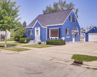 Cozy Wisconsin Abode Walk to Lake Michigan! - Algoma - Building