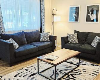 Cozy 3 bed 1 bath entire house- up to 6 people - Westland - Living room