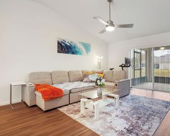 Coastal Vibes & Family Fun-Spacious 3br, Kidz Zone, Desirable Neighborhood - Palm Coast - Huiskamer